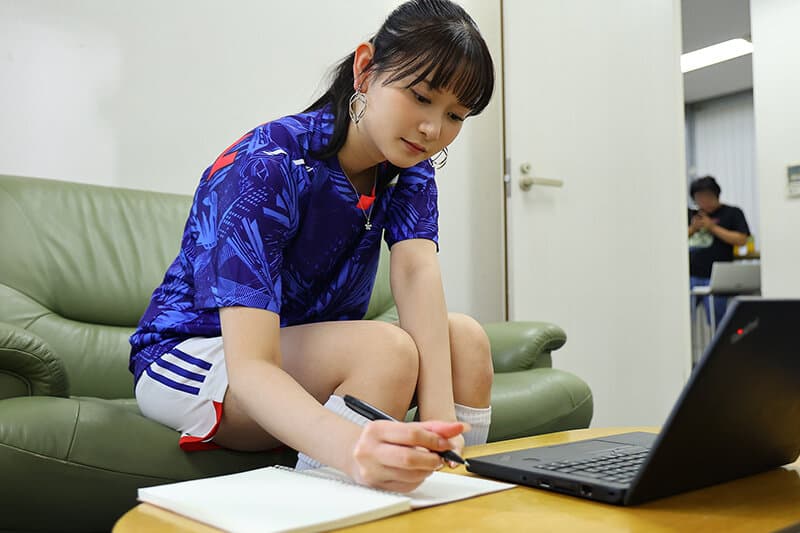 サッカー番組で大人気！同じテレビ局で働く幼馴染のキャスターが週刊誌にすっぱ抜かれた！僕が最初に好きだったのに（BSS）、実はサッカー選手やプロデューサーと誰とでも寝るただのヤリマンで、、、 静河