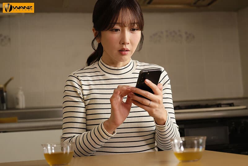 旦那がすぐそばにいるのに若い男を誘い入れ騎乗位でハメ●す汁まみれ性欲モンスター団地妻リベンジFUCK23発 大槻ひびき