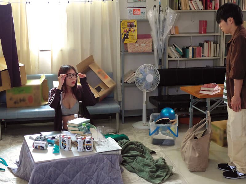 熱気ムワムワのサークル部室で巨乳先輩と講義も忘れ汗だくでハメたおした大学生活 安位薫